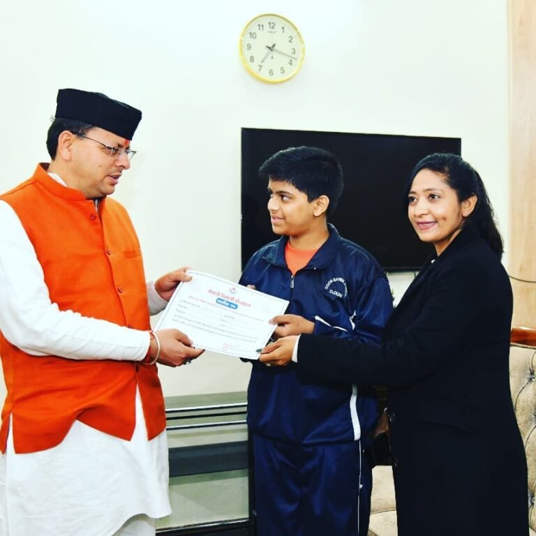 pushkar-singh-dhami-giving-certificate